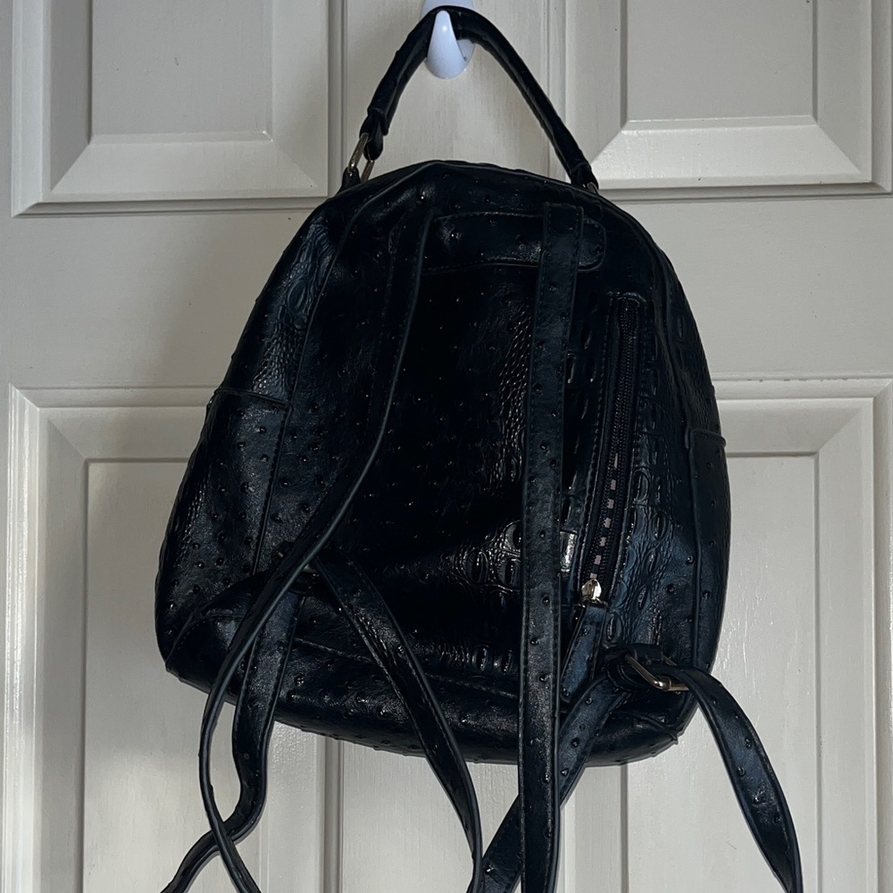 Chic Black Crocodile-Patterned Backpack - image 3